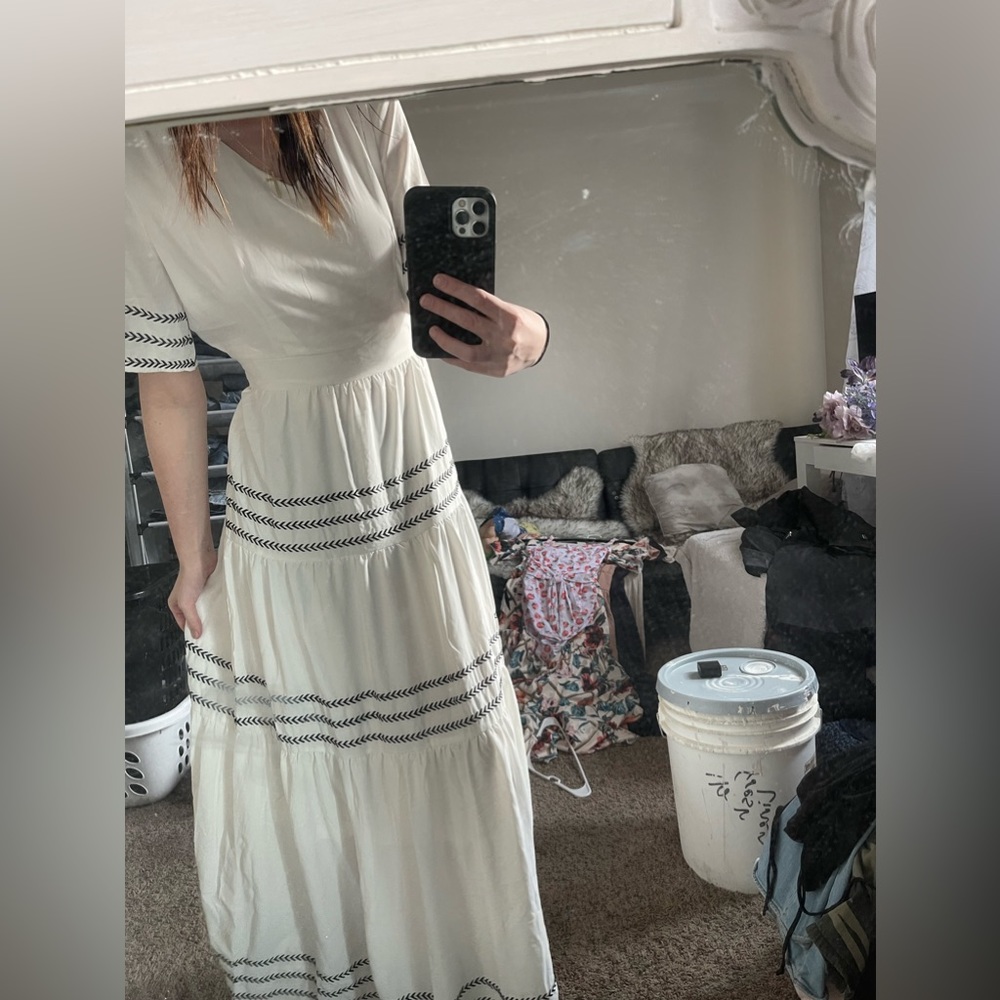 A beautiful white summe/Sunday dress. fits perfect!!